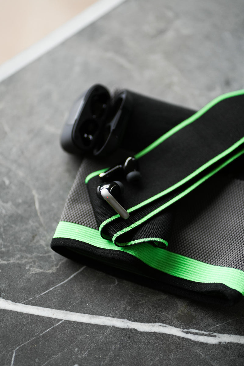 <p><strong>Træning</strong> - IPX5-beskyttet og sikker pasform. Sved og regn er intet problem.</p>